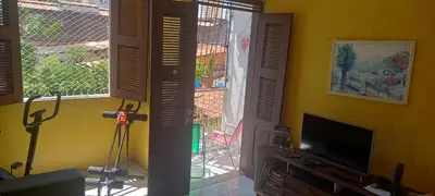 Uma televisão e/ou sistema de entretenimento em Ambiente agradável