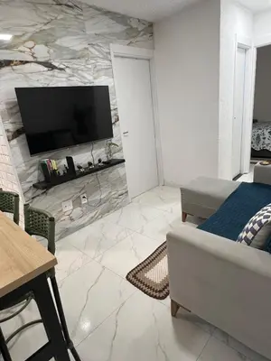 Uma televisão e/ou sistema de entretenimento em New apartment a few meters from Futuro beach