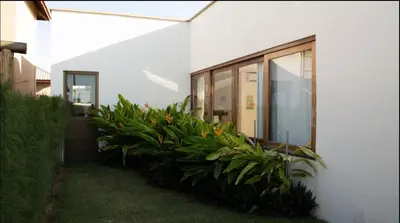 Um jardim no exterior de Resort Coral Beach - Casa 18