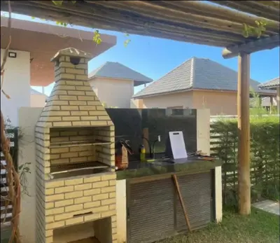 O edifício onde o aldeamento turístico está situado