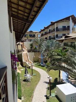 Um jardim no exterior de Apartamento frente para o Mar na Praia das Fontes