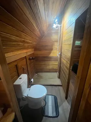 Uma casa de banho em chaleshalomserra
