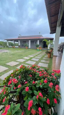 Um jardim no exterior de Chácara recanto dos sonhos