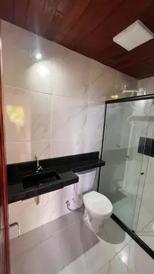 Uma casa de banho em Recanto dos Ps