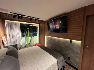 Uma televisão e/ou sistema de entretenimento em Suite com vista incrivel Porto Jangada