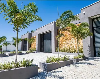 Um jardim no exterior de Vista Mar 1