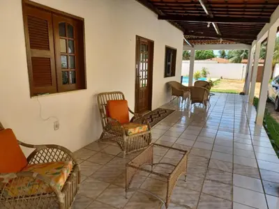 Uma área de estar em Casa Ampla