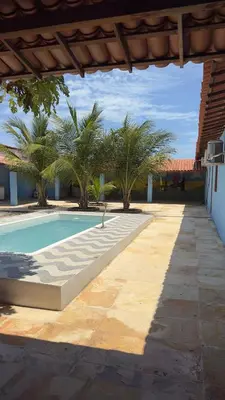 A piscina em ou perto de Deck morro branco