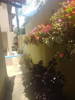 Um jardim no exterior de Rancho dos Bicos