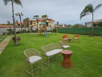 Um jardim no exterior de Conforto, lazer e otima localização - Beach Park