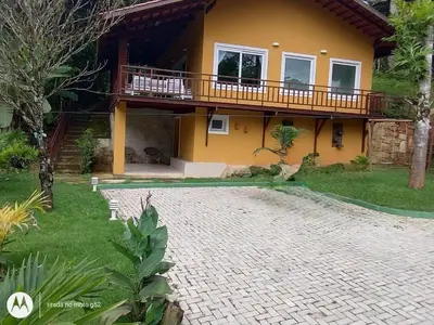Um jardim no exterior de Sítio Chalé Primavera