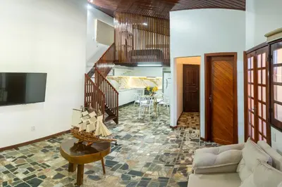 Uma televisão e/ou sistema de entretenimento em Oceanfront Beach House with Pool