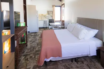 Uma cama ou camas num quarto em Beachfront Studio with Pool Caponga