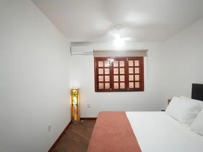 Uma cama ou camas num quarto em Seaside Retreat w4 Bedrooms and Pool
