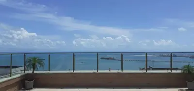 Uma vista do mar geral ou uma vista do mar a partir do apartamento