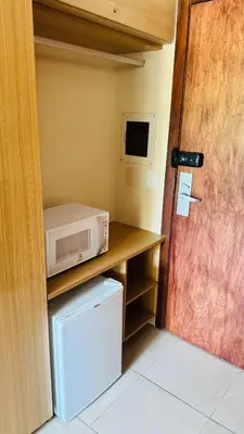 Uma televisão e/ou sistema de entretenimento em Suíte Frente Piscina - Kariri Beach