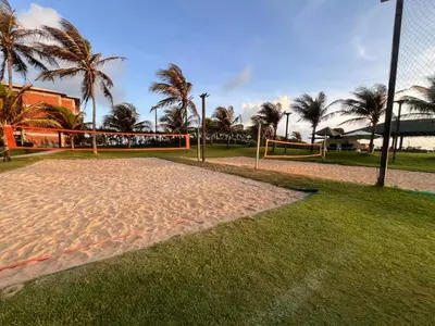 Um jardim no exterior de Apto térreo, pé na areia, ao lado do Beach Park