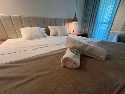 Uma cama ou camas num quarto em Apto térreo, pé na areia, ao lado do Beach Park