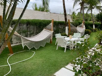 Um jardim no exterior de Shekinah House