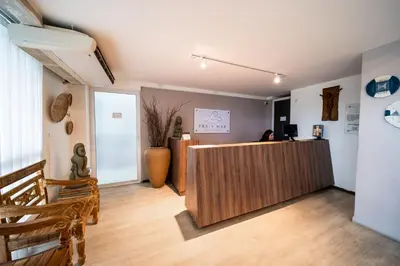 Uma televisão e/ou sistema de entretenimento em Hotel Praia Mar