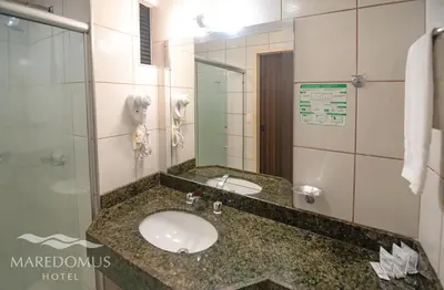 Uma casa de banho em Maredomus Hotel
