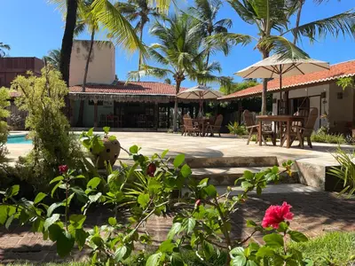 Um jardim no exterior de Pousada Vila Icaraí