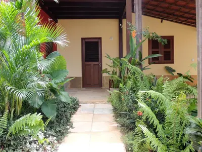 Um jardim no exterior de Nossa Casa em Jeri