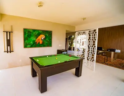 Uma mesa de bilhar em Inn Tribus Hotel