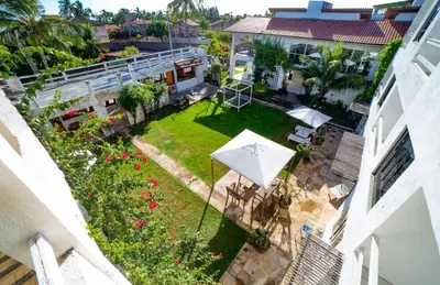 Um jardim no exterior de Inn Tribus Hotel