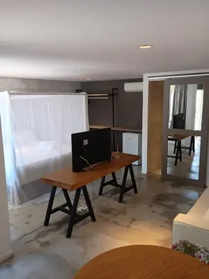 Uma televisão e/ou sistema de entretenimento em Inn Tribus Hotel
