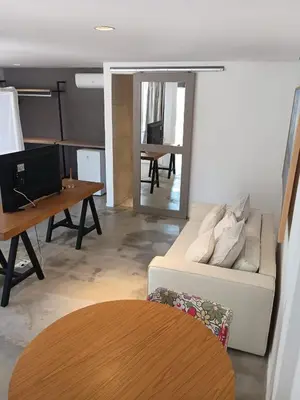 Uma televisão e/ou sistema de entretenimento em Inn Tribus Hotel