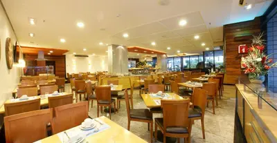 Um restaurante ou outro lugar para comer em Hotel Diogo
