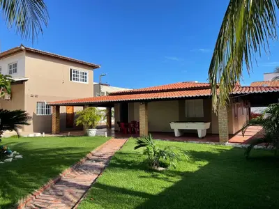 Um jardim no exterior de House Beach Canoa