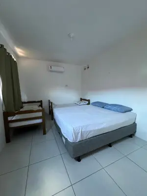 Uma cama ou camas num quarto em House Beach Canoa
