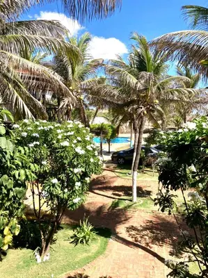 Um jardim no exterior de Pousada Canoa Beach
