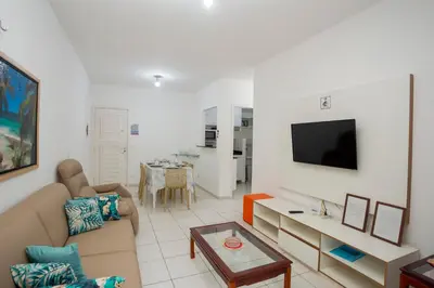 Uma televisão e/ou sistema de entretenimento em Apartamento Beach Living