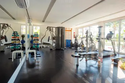O centro de fitness e/ou as comodidades de fitness de Apartamento Beach Living