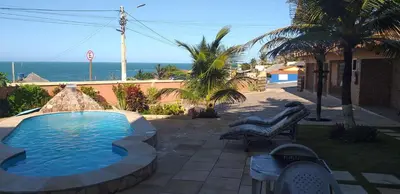 A piscina em ou perto de Mar à vista