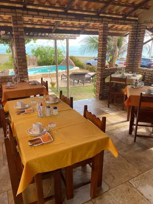A piscina em ou perto de Mar à vista