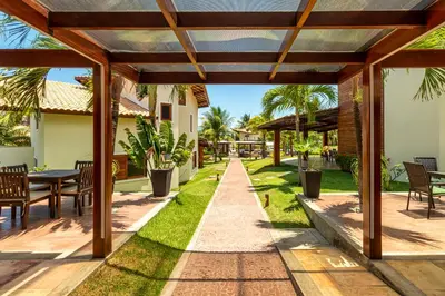 Um jardim no exterior de Eco Village Cumbuco