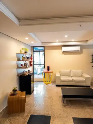 Uma área de estar em D8 Hotel