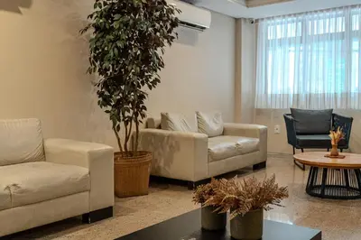 Uma área de estar em D8 Hotel