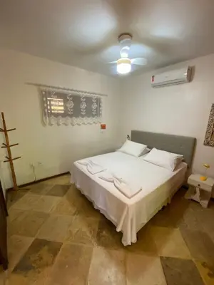Uma cama ou camas num quarto em Serrote Breezes Apartamento 04