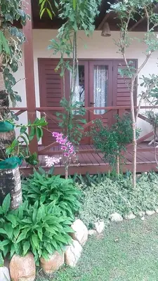 Um jardim no exterior de Serrote Breezes Apartamento 04
