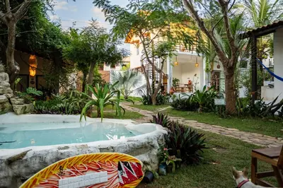 Um jardim no exterior de Preá Kite House