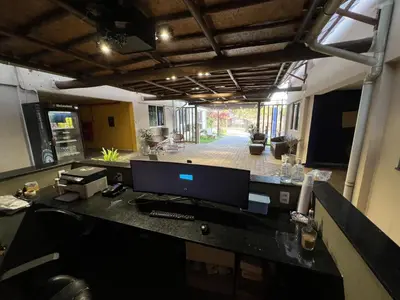 Uma televisão e/ou sistema de entretenimento em Pecém Hotel