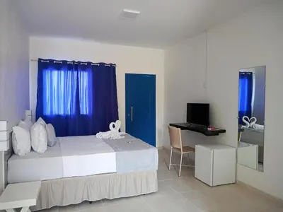 Uma televisão e/ou sistema de entretenimento em La Suite Praia Hotel