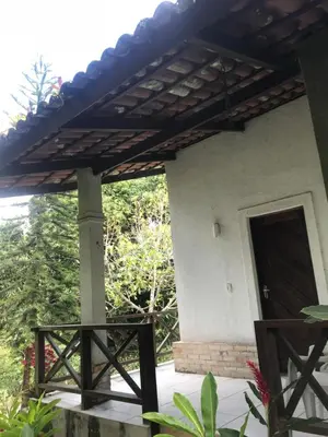 Um jardim no exterior de Pousada Chale Cana Brava