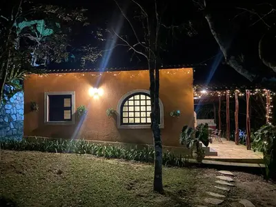 Um jardim no exterior de Pousada Chale Cana Brava