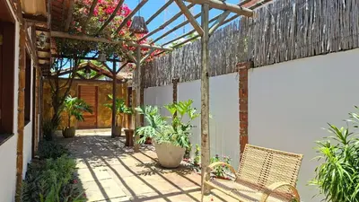 Um jardim no exterior de Pousada Kasabela Residence